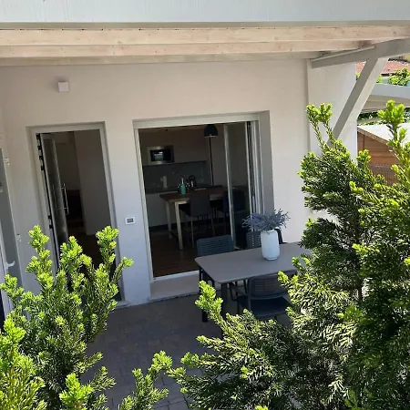 Green Home Apartment Caorle شقة *